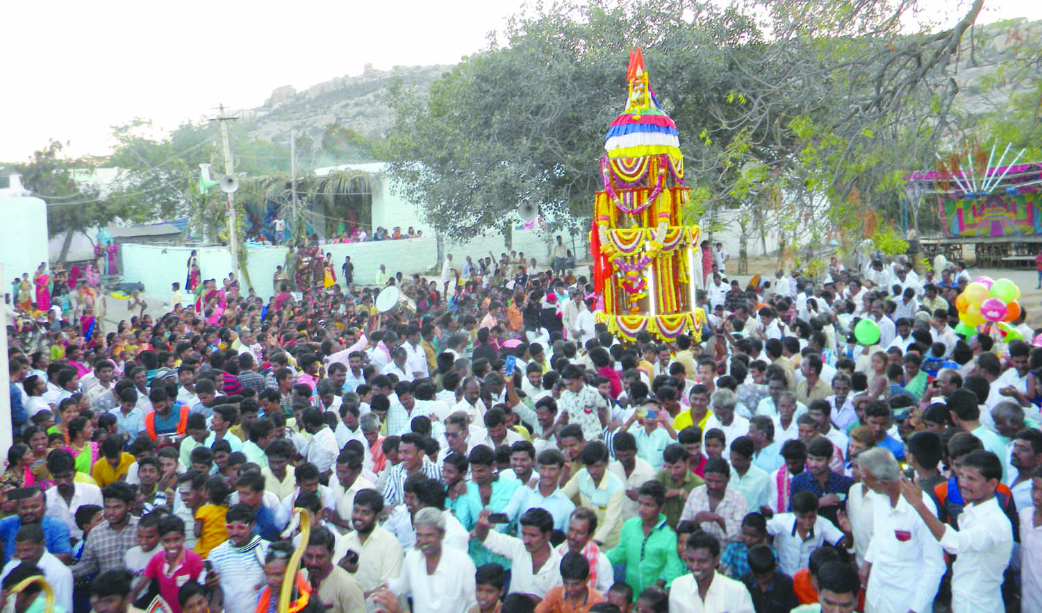 ಕಂಪ್ಲಿ: ಈಶ್ವರ ದೇವರ ಹೂವಿನ ರಥೋತ್ಸವ